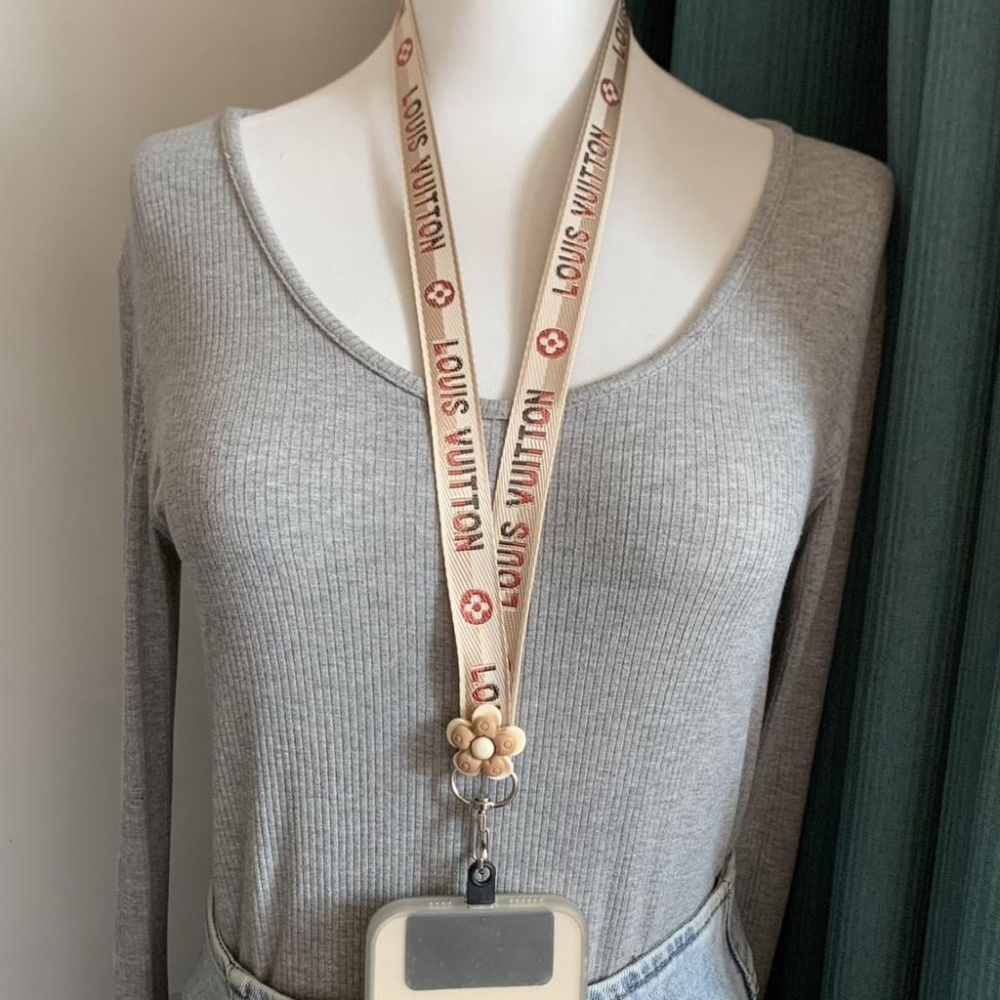 火星兔★背手機 手機斜背 手機長鍊 奶咖米白色 立體花朵 手機殻掛繩 lucky四葉草掛脖繩 手腕繩 水杯繩-細節圖4