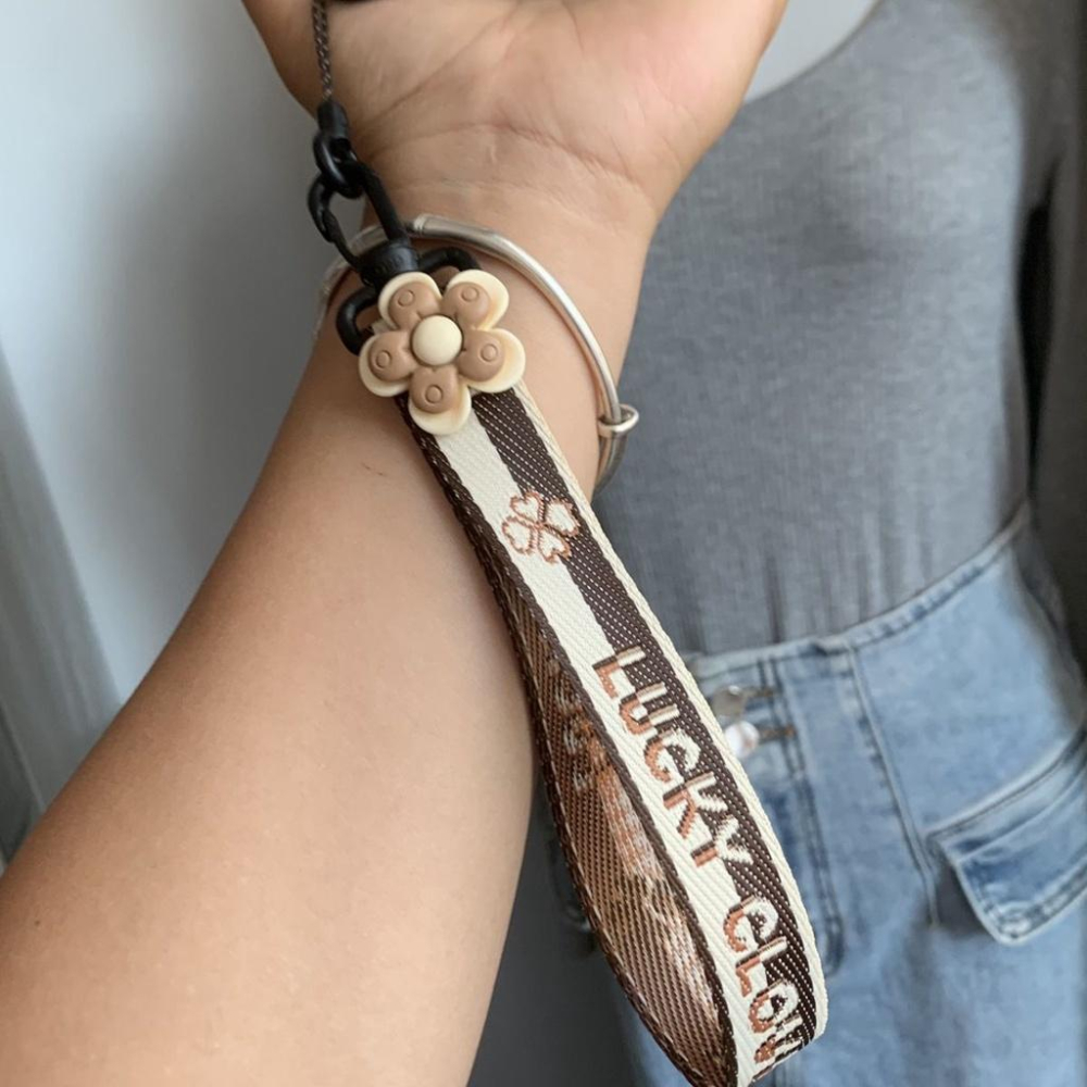 火星兔★背手機 手機斜背 手機長鍊 奶咖米白色 立體花朵 手機殻掛繩 lucky四葉草掛脖繩 手腕繩 水杯繩-細節圖7