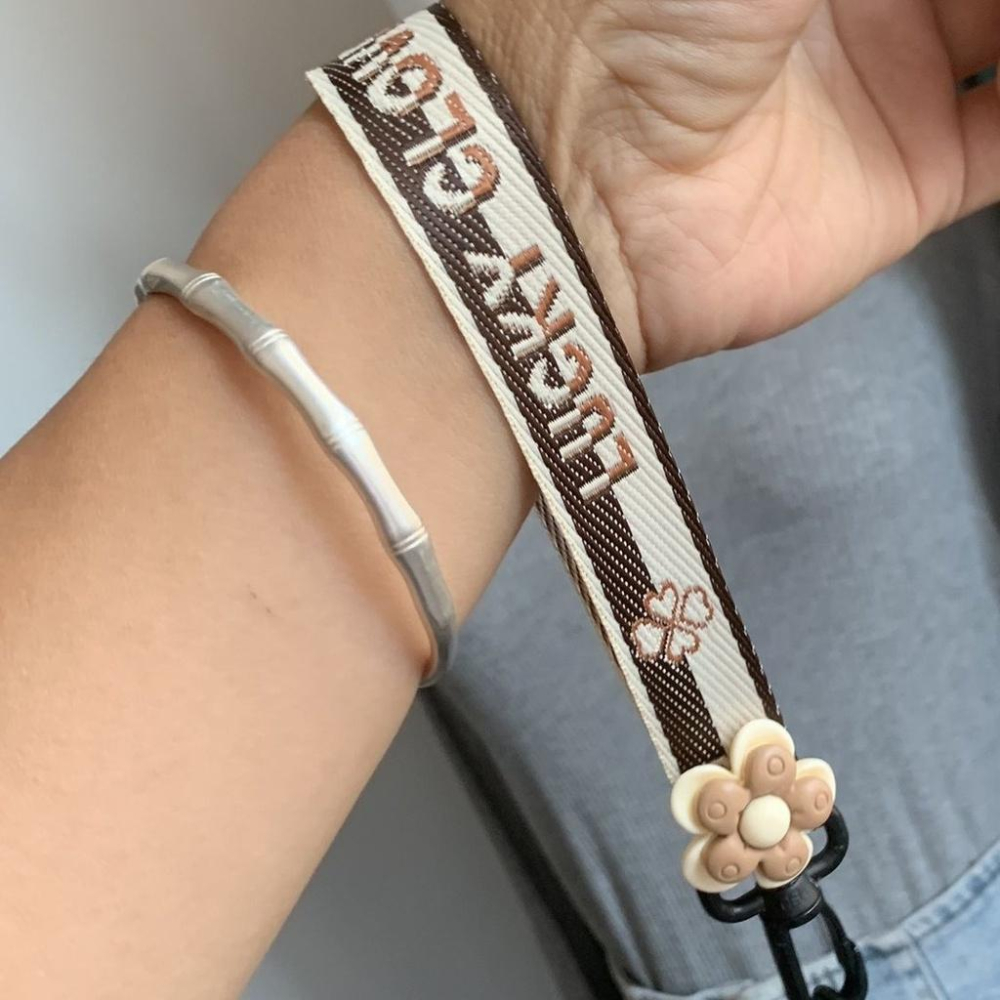 火星兔★背手機 手機斜背 手機長鍊 奶咖米白色 立體花朵 手機殻掛繩 lucky四葉草掛脖繩 手腕繩 水杯繩-細節圖8