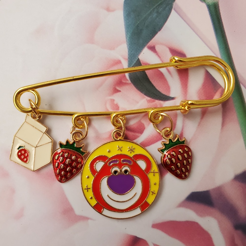 🍓熊抱哥x維尼別針🍓 迪士尼收腰神器 牛仔褲裝飾扣 衣服防走光胸針 趣味吊飾 褲腰改小 草莓/牛奶瓶 造型扣 胸針-細節圖3