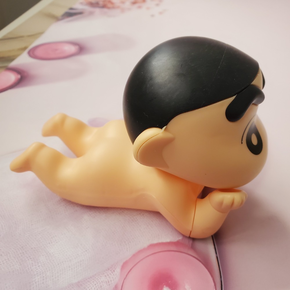 【居家氛圍感】 床頭櫃上的呆萌小精靈 蠟筆小新公仔 桌上型裝飾 療癒擺飾 舒壓公仔 生日禮物 現貨-細節圖2