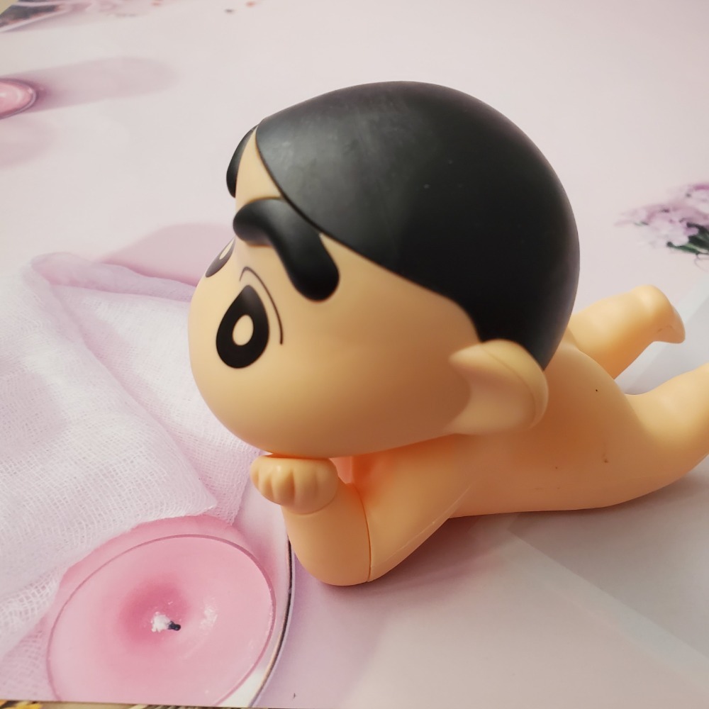 【居家氛圍感】 床頭櫃上的呆萌小精靈 蠟筆小新公仔 桌上型裝飾 療癒擺飾 舒壓公仔 生日禮物 現貨-細節圖3