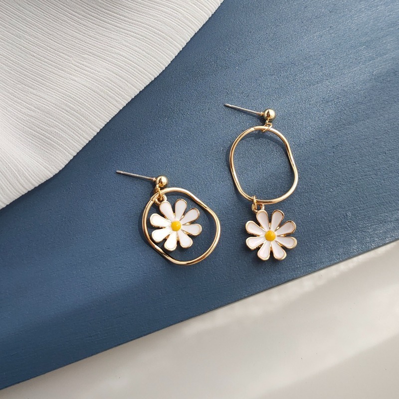 【好.樣.日.子】小雛菊不對稱耳環 純銀耳針 耳釘 耳環 白色花朵設計 氣質甜美風格 女生飾品推薦-細節圖2