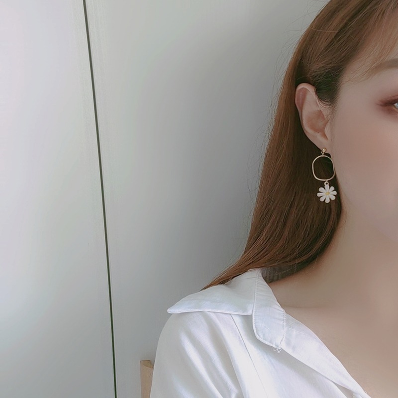 【好.樣.日.子】小雛菊不對稱耳環 純銀耳針 耳釘 耳環 白色花朵設計 氣質甜美風格 女生飾品推薦-細節圖3