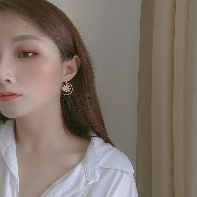 【好.樣.日.子】小雛菊不對稱耳環 純銀耳針 耳釘 耳環 白色花朵設計 氣質甜美風格 女生飾品推薦-細節圖4