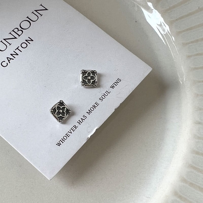 【好.樣.日.子】 四葉幸運草耳環 氣質葉子造型耳針 耳釘 不易過敏 女生日常百搭耳飾推薦-細節圖4