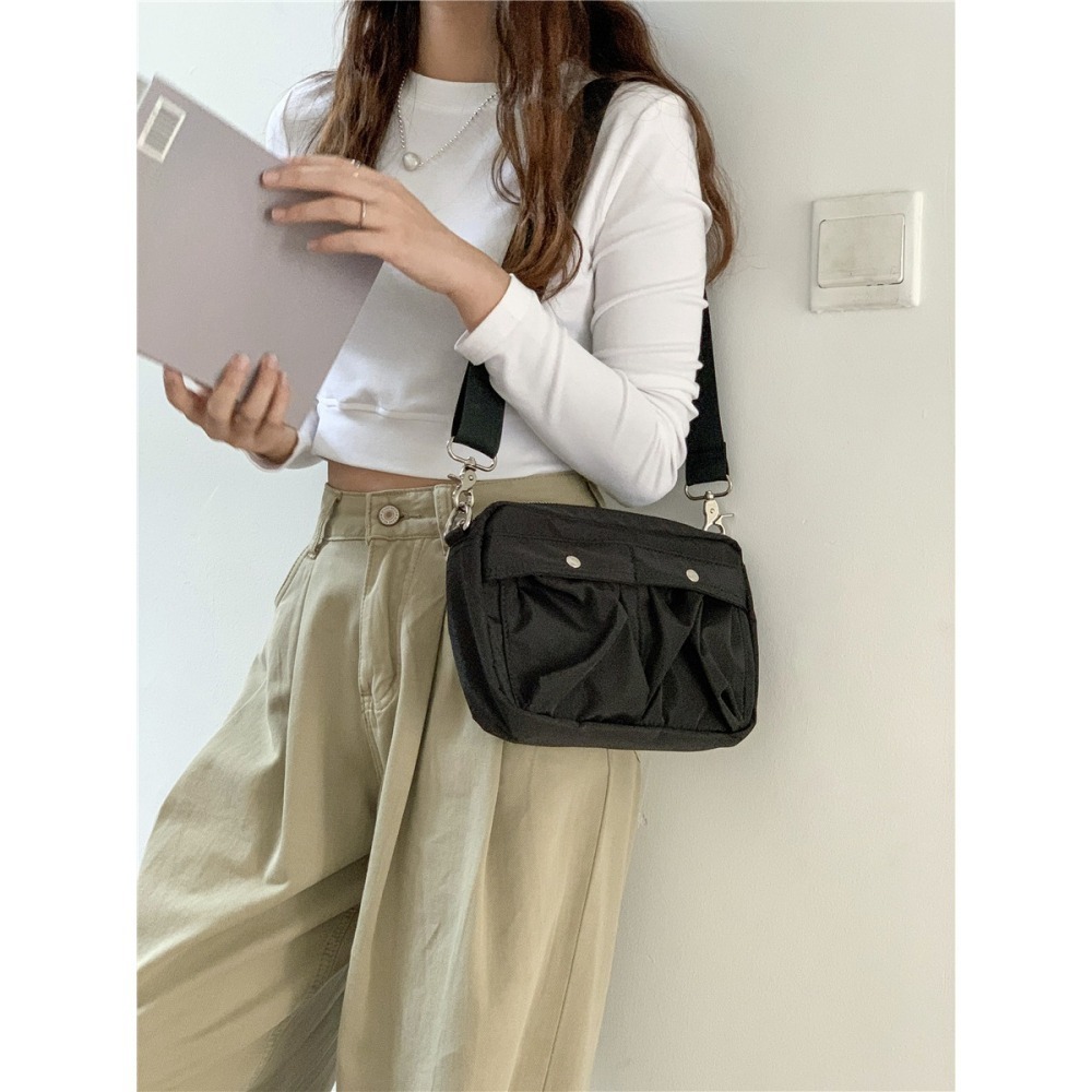 【好.樣.日.子】輕量防潑水尼龍斜背包 百搭男女側背小包 單肩郵差包 休閒肩背包 隨身收納斜背包 出遊通勤必備-細節圖3