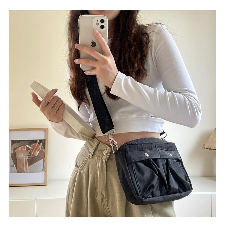 【好.樣.日.子】輕量防潑水尼龍斜背包 百搭男女側背小包 單肩郵差包 休閒肩背包 隨身收納斜背包 出遊通勤必備-細節圖4