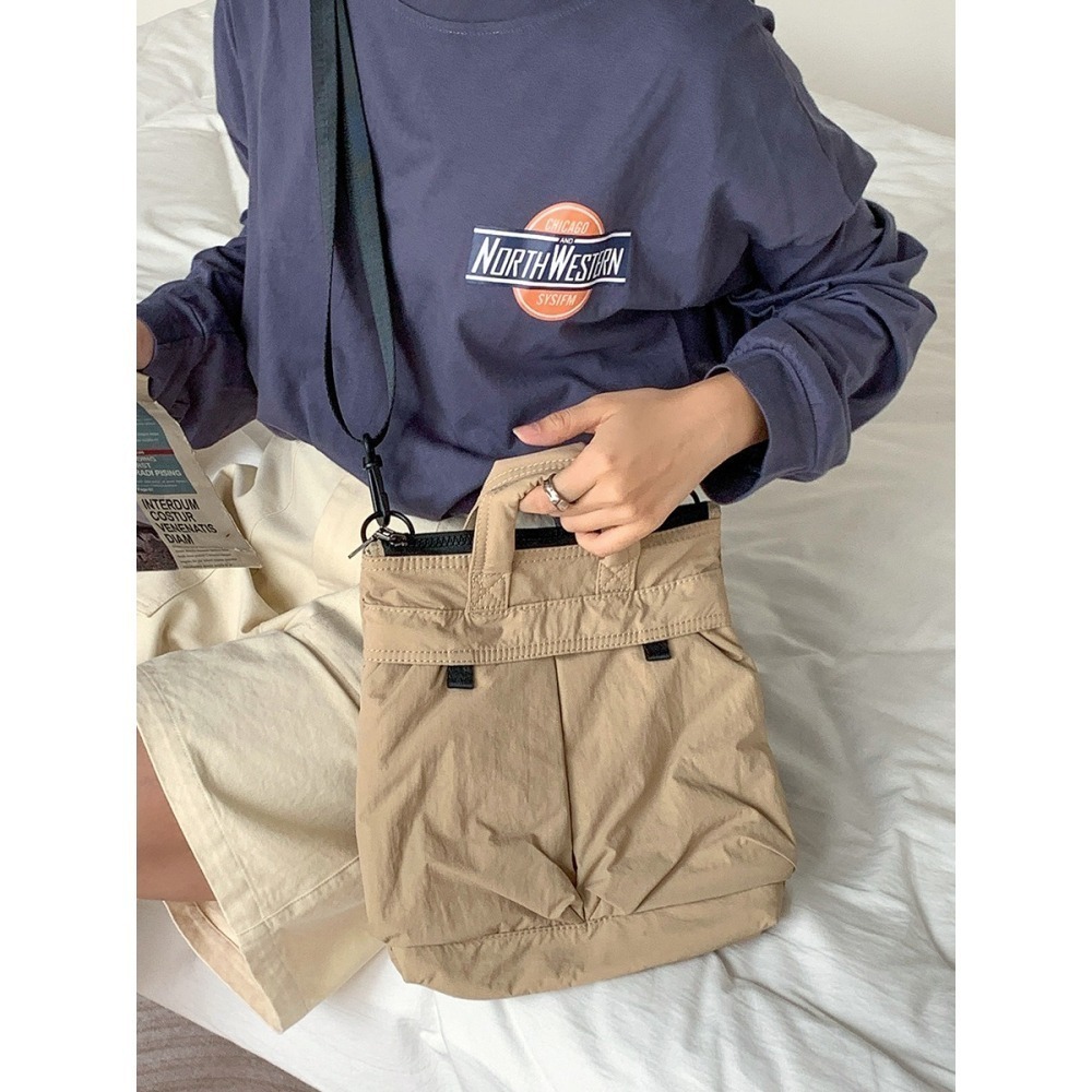 【好.樣.日.子】輕量防潑水尼龍斜背包 多功能手提托特包 單肩側背郵差包 男女通用 休閒時尚大容 雙口袋側背包 單肩包-細節圖3