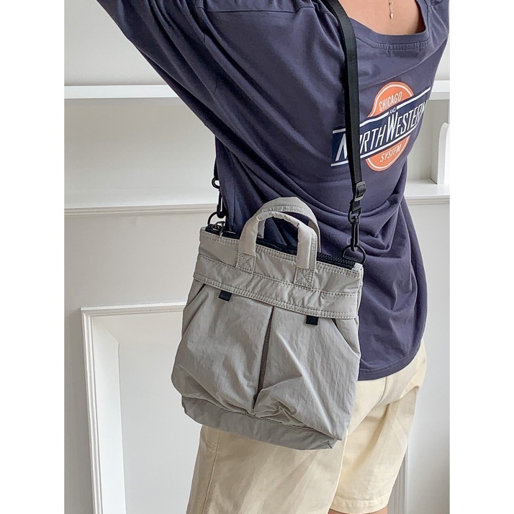 【好.樣.日.子】輕量防潑水尼龍斜背包 多功能手提托特包 單肩側背郵差包 男女通用 休閒時尚大容 雙口袋側背包 單肩包-細節圖5