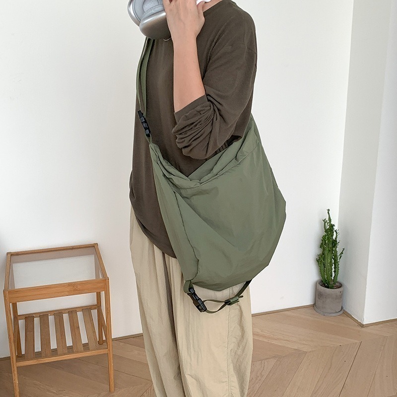 【好.樣.日.子】大容量尼龍斜背包 輕量防潑水單肩包 男女休閒肩背包 斜跨包 出遊通勤包 大包 尼龍包-細節圖6