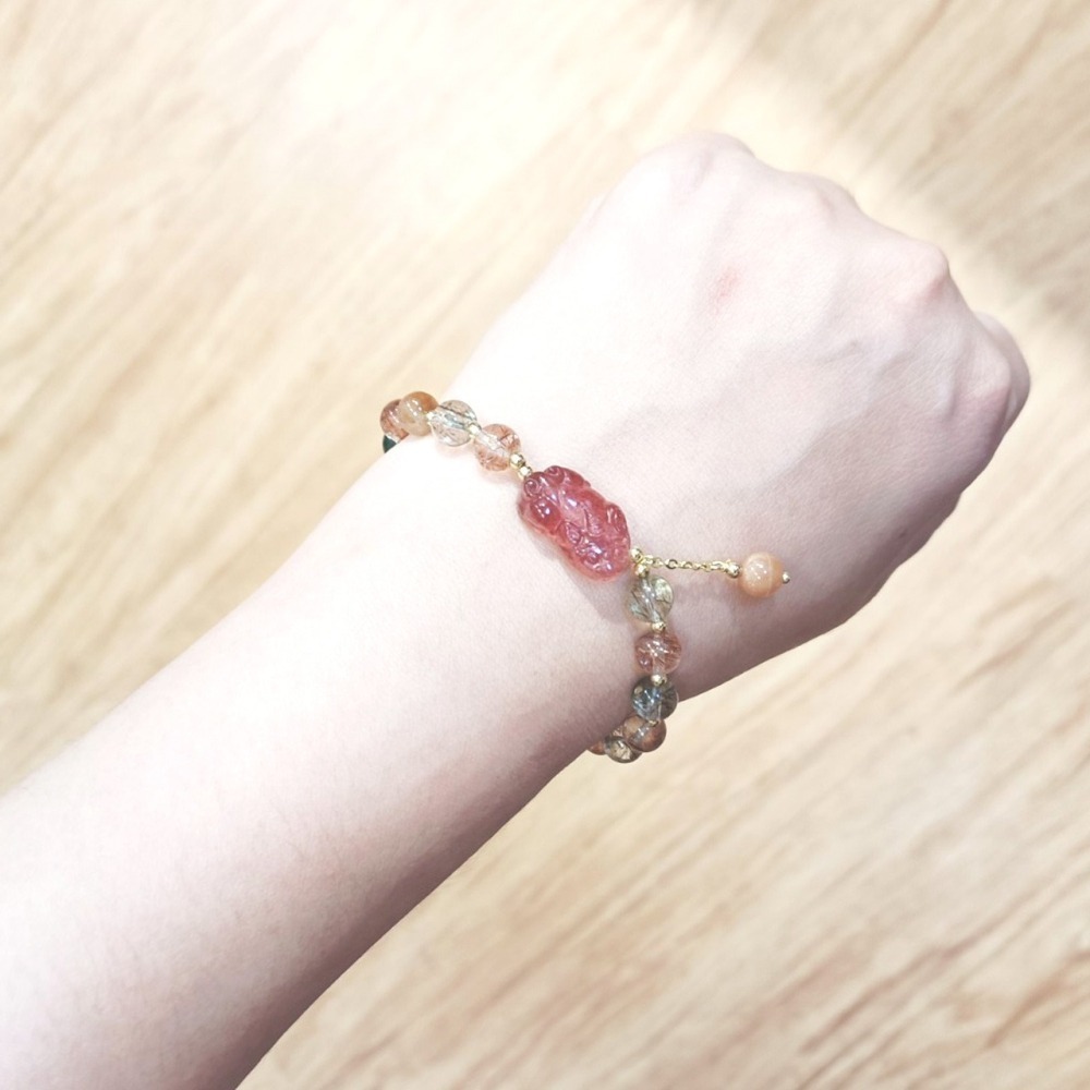 【好.樣.日.子】多彩髮晶貔貅草莓晶手鍊 貔貅草莓晶手鍊 水晶手鍊 天然水晶 髮晶手鏈 貔貅手鍊 開運水晶手鍊 草莓晶-細節圖3