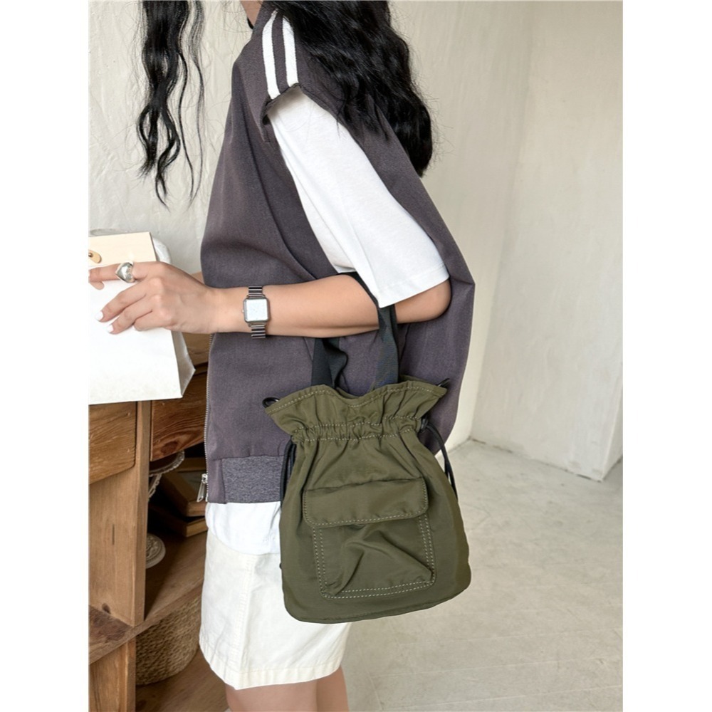 【好.樣.日.子】抽繩皺摺尼龍斜背托特包 水桶包 單肩包 肩背包 輕便防潑水小包 休閒百搭斜背包 尼龍包 女生包包推薦-細節圖4