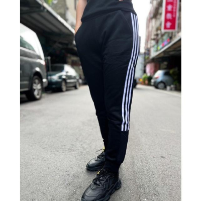 《現貨商品》adidas 三線女款 內刷毛 棉褲 縮口褲 FI9243