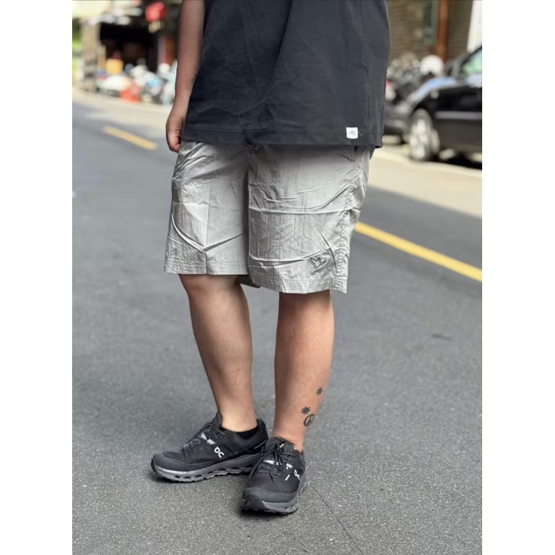 WHAT IT ISNT 金屬感尼龍短褲-細節圖3
