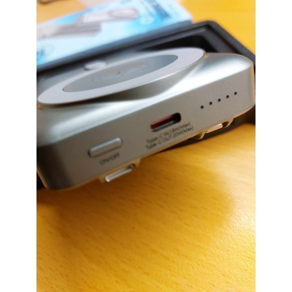 REMAX 自備雙線 磁吸 15W 折疊支架 無線充電10000 mAh  38.5WH 可上飛機 行動電源-細節圖3