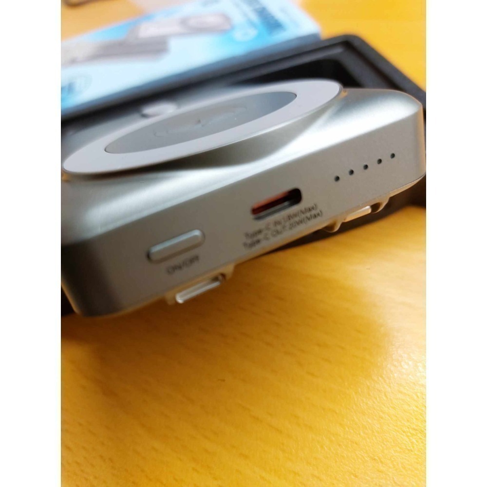 REMAX 自備雙線 磁吸 15W 折疊支架 無線充電10000 mAh  38.5WH 可上飛機 行動電源-細節圖3