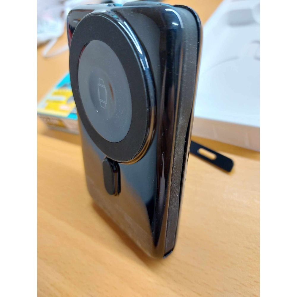REMAX 磁吸 15W 自備C線 折疊支架 無線充 10000mAh 38.5WH 輕薄行動電源-細節圖3