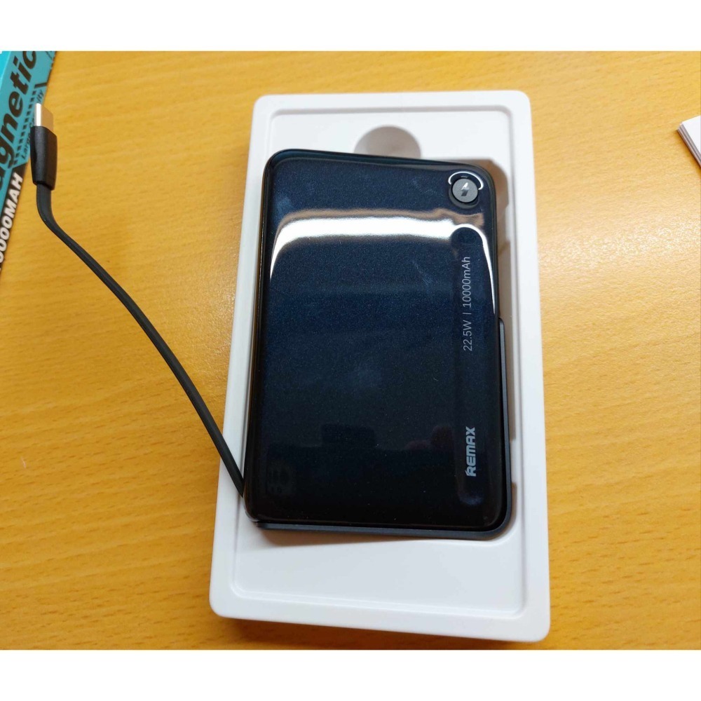 REMAX 磁吸 15W 自備C線 折疊支架 無線充 10000mAh 38.5WH 輕薄行動電源-細節圖4