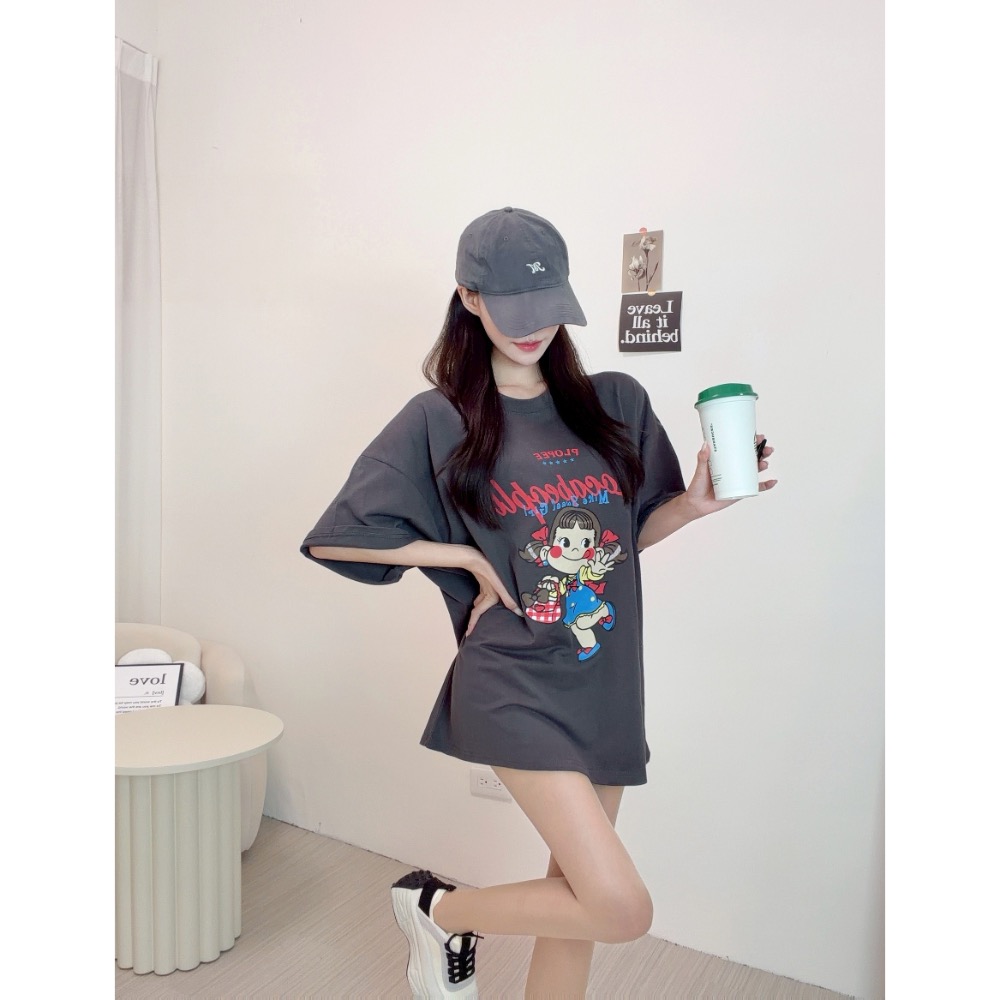 【FASCINO🌕】現貨｜日常可愛感卡通印花牛奶妹圓領寬版tee（2色）#1046-細節圖2