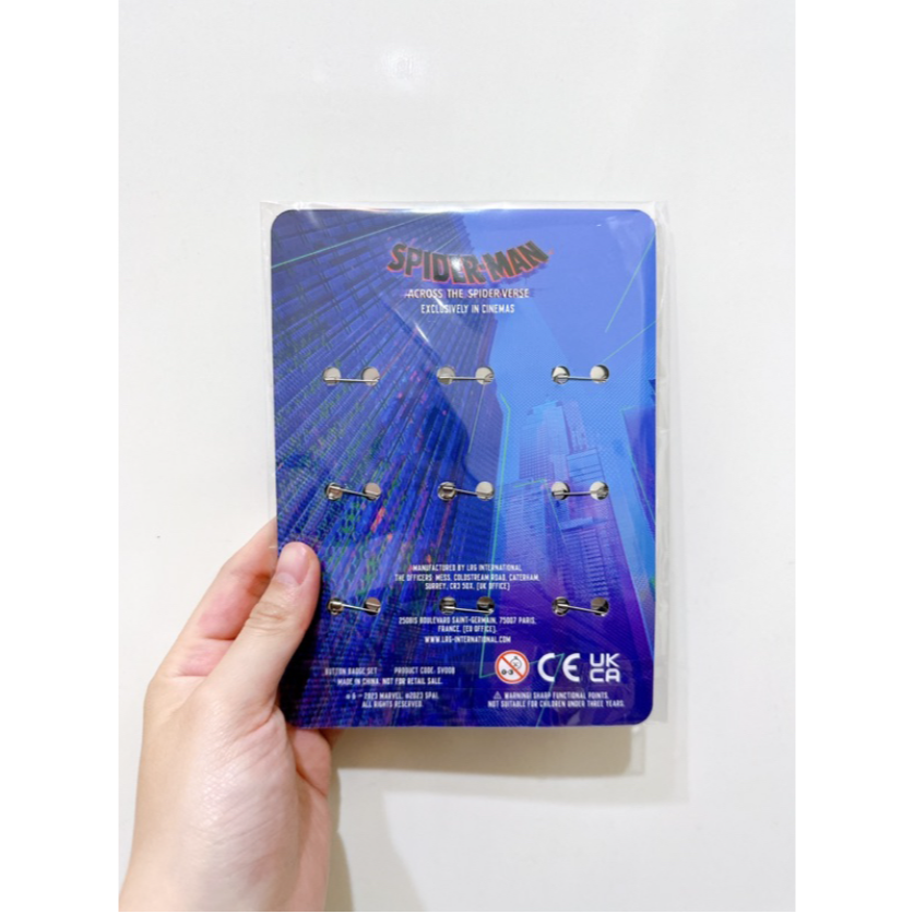 《HQ絨毛電影》全新現貨 正版電影周邊 蜘蛛人：穿越新宇宙 人物限量胸章一組 蜘蛛人 勳章 蜘蛛人角色勳章 胸章-細節圖3