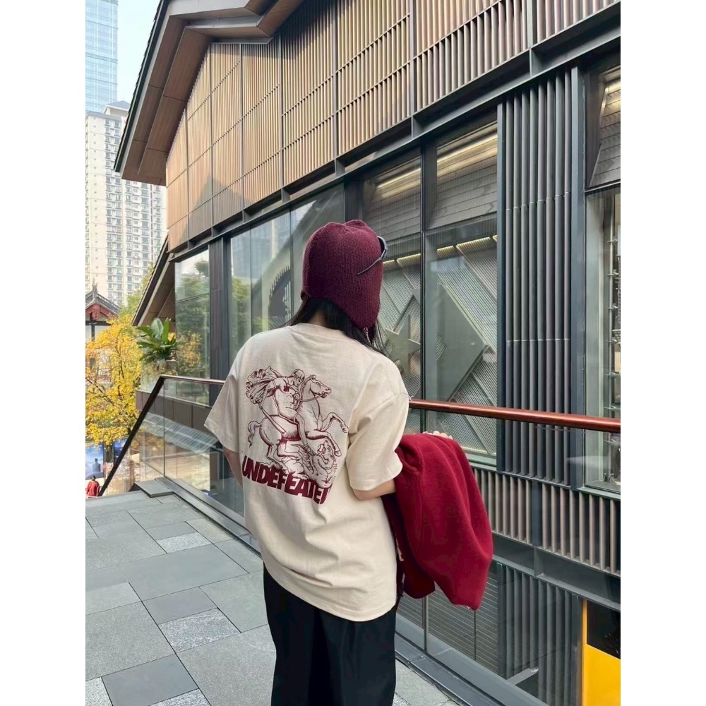 Undefeated五道槓馬年騎士短袖-細節圖3