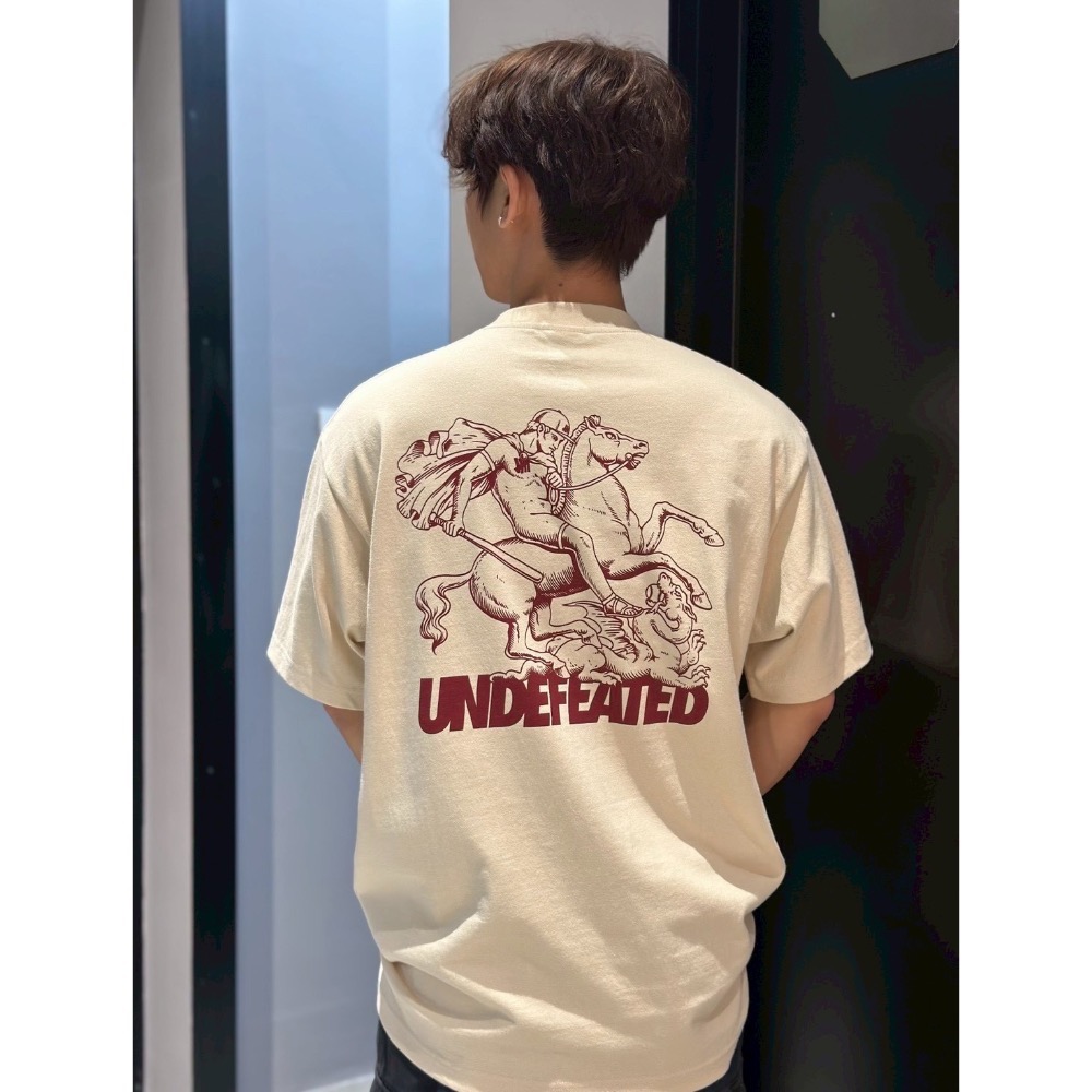 Undefeated五道槓馬年騎士短袖-細節圖5
