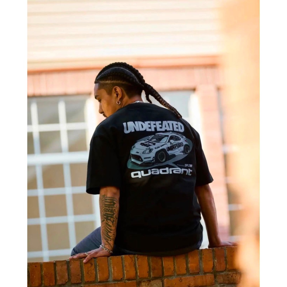 Undefeated X QUADRANT五道槓賽車系列短袖-細節圖3