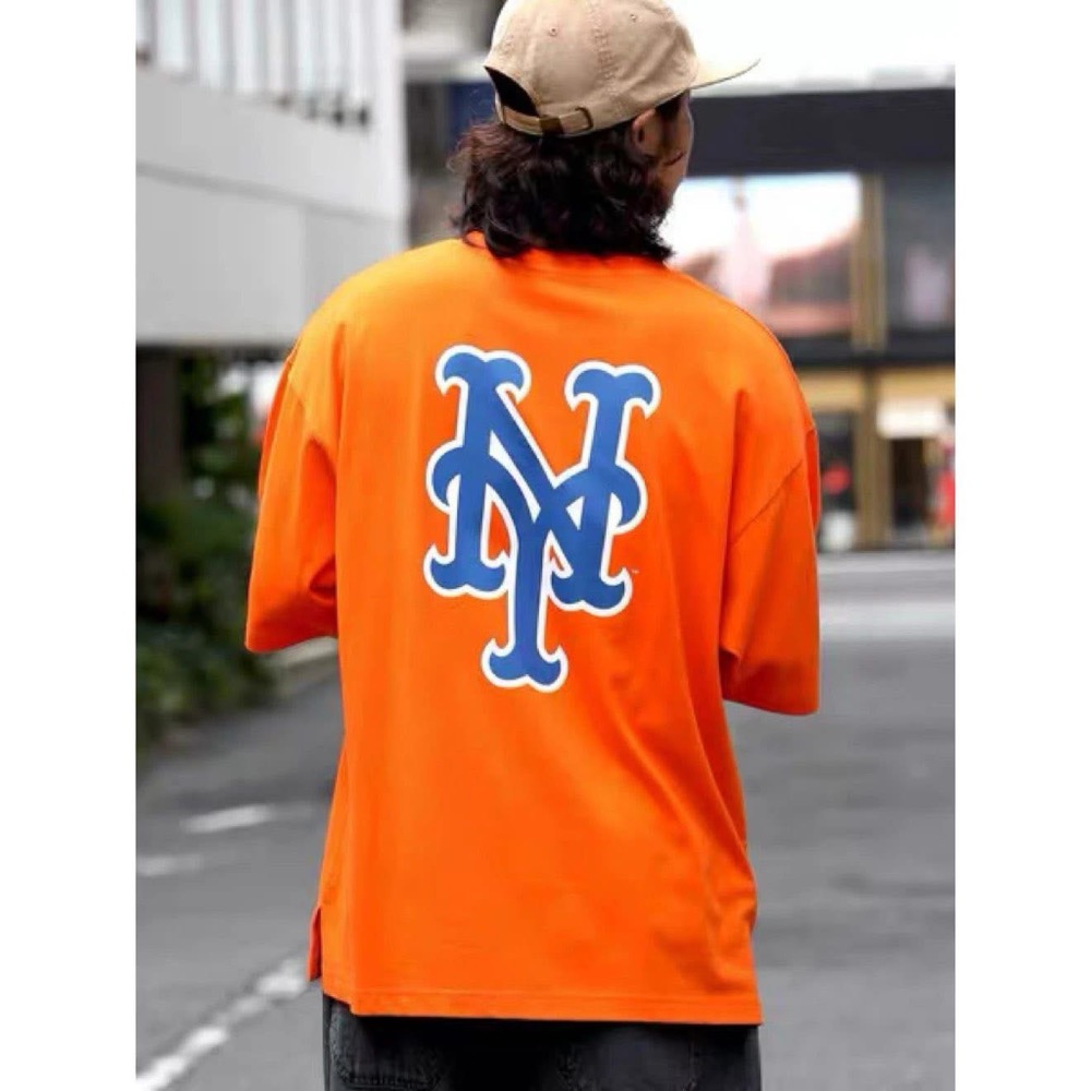 斷碼清倉＃【美職棒球大聯盟】Mets紐約大都會隊 胸口貼布繡Logo 小開衩 短袖T恤 男女同款-細節圖2