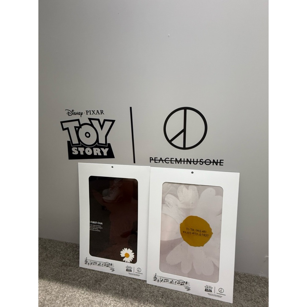 【現貨】 韓國代購🇰🇷GD玩具總動員聯名PEACEMINUSONE 海報 雛菊吊飾-細節圖2