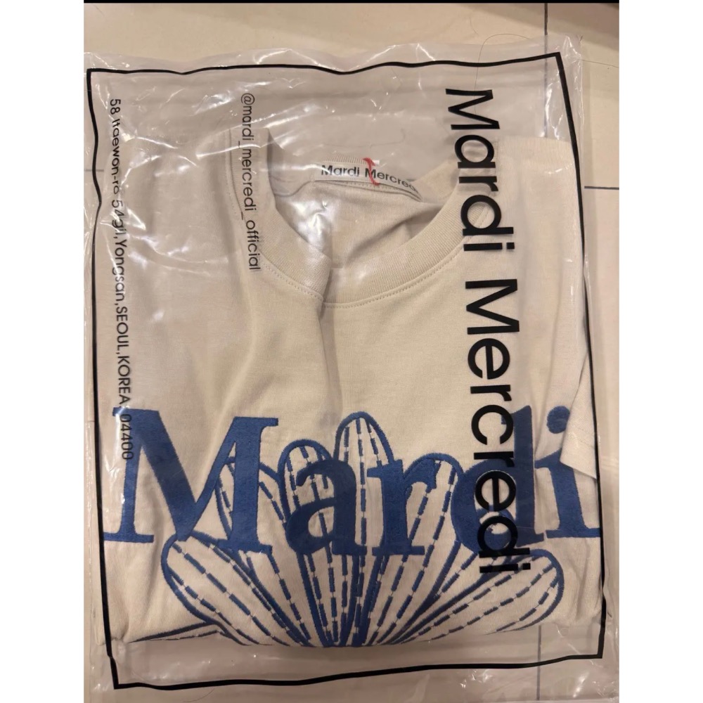 Mardi 刺繡咖底藍字短袖$780 Mardi 奶油底綠字(短版）$600-細節圖2