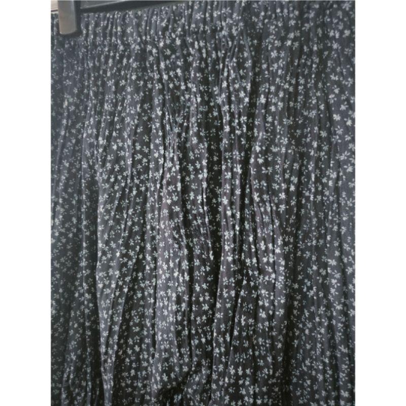 (二手)深藍色碎花鬆緊帶皺皺中長裙-細節圖2