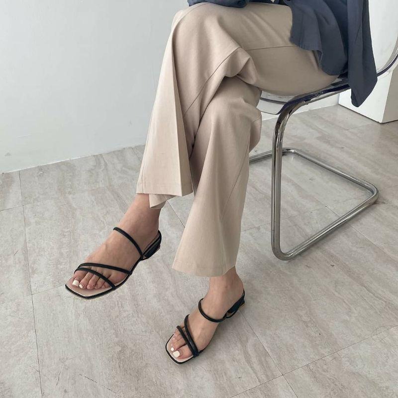 小客廳Living room全新轉賣 黑色低跟涼鞋-細節圖2