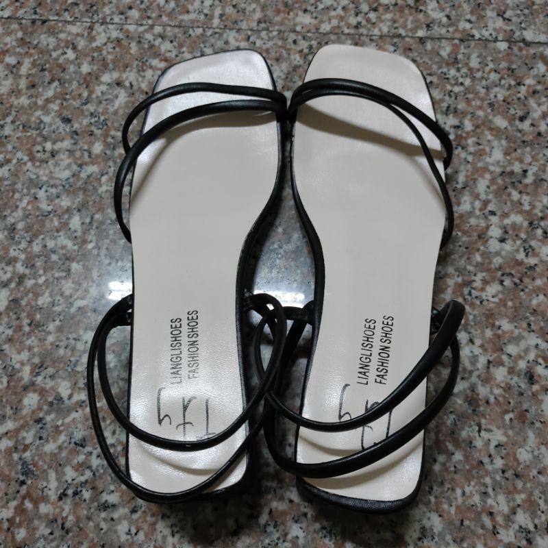 小客廳Living room全新轉賣 黑色低跟涼鞋-細節圖3