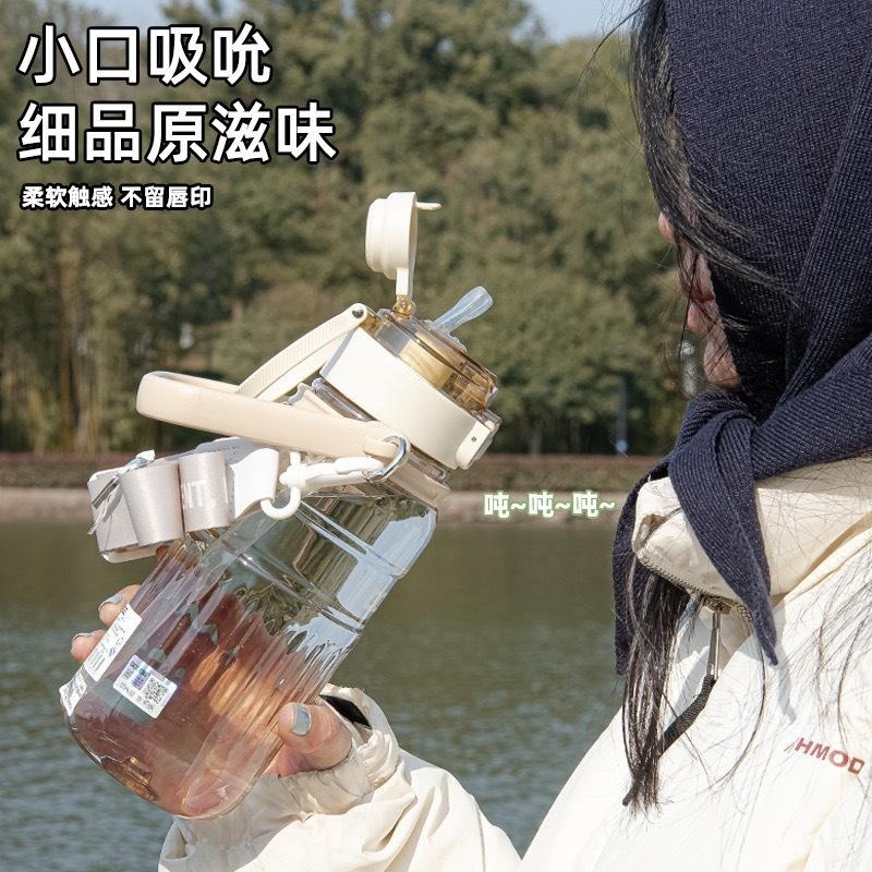 道奇路途風光雙飲運動水壺1000ml TRITAN耐溫手提揹帶吸管水壺按鍵彈蓋雙飲式防漏 可調節提帶隱藏手提多功能運動壺-細節圖3