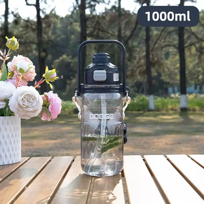 道奇路途風光雙飲運動水壺1000ml TRITAN耐溫手提揹帶吸管水壺按鍵彈蓋雙飲式防漏 可調節提帶隱藏手提多功能運動壺-規格圖9