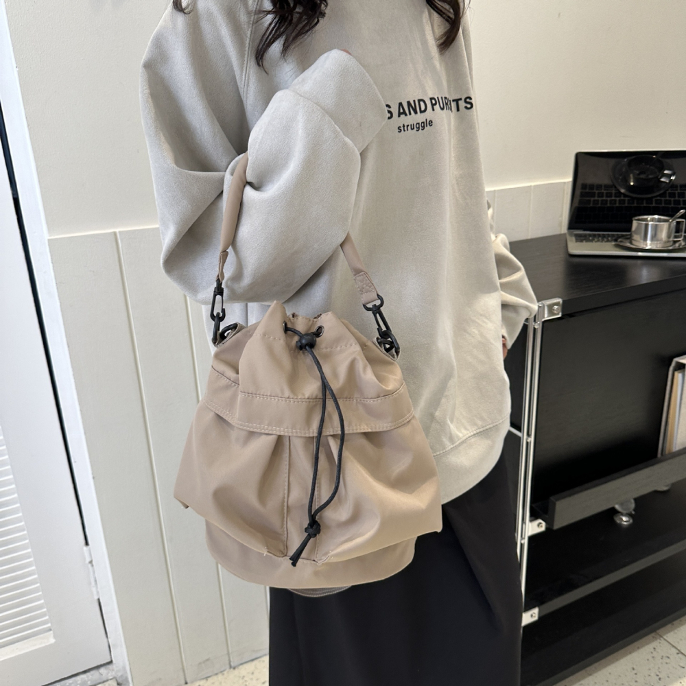 預購款 C116/ 時尚休閒大容量牛津布手提抽繩單肩斜挎水桶包包-細節圖10