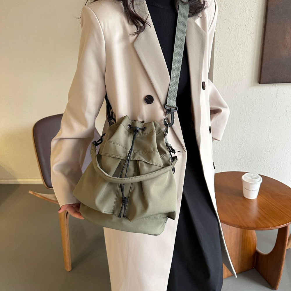 預購款 C116/ 時尚休閒大容量牛津布手提抽繩單肩斜挎水桶包包-細節圖11