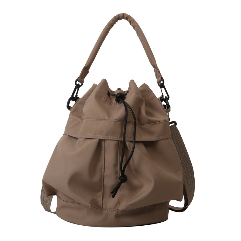 預購款 C116/ 時尚休閒大容量牛津布手提抽繩單肩斜挎水桶包包-規格圖11