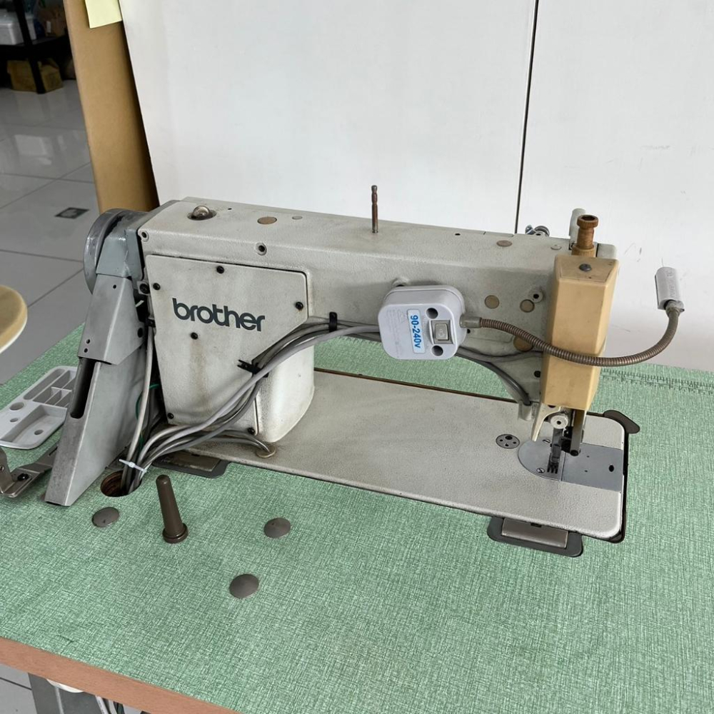 二手 Brother DB2-B737-413 電子自動切線  縫紉機 平車 工業用 含LED燈-細節圖5