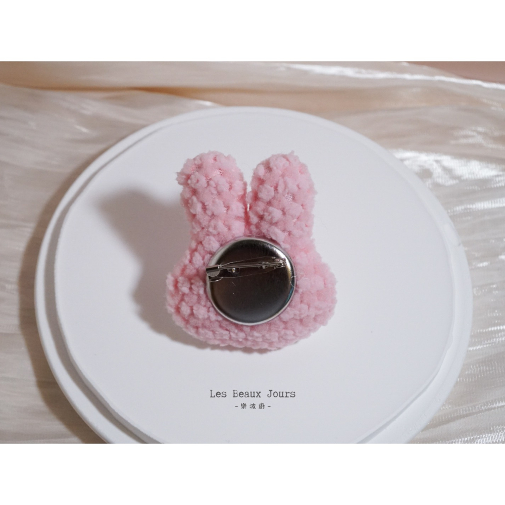 【樂波廚｜闆娘精選】日系療癒兔兔絨毛胸章｜五色可選｜可愛徽章・包包衣物裝飾-細節圖3