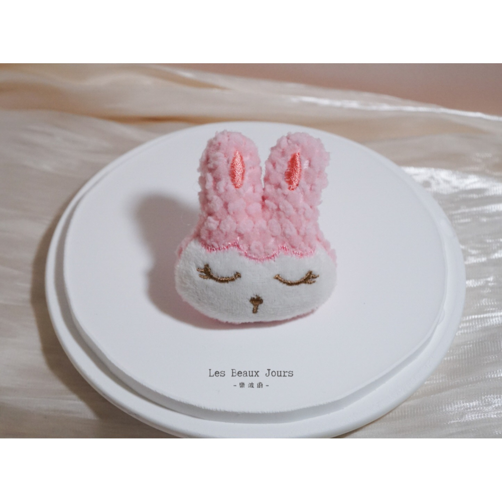 【樂波廚｜闆娘精選】日系療癒兔兔絨毛胸章｜五色可選｜可愛徽章・包包衣物裝飾-細節圖4