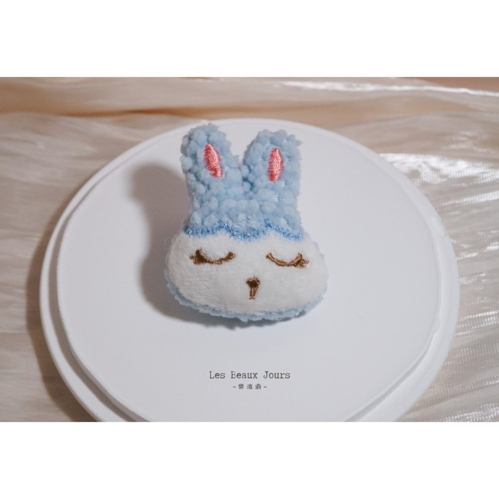 【樂波廚｜闆娘精選】日系療癒兔兔絨毛胸章｜五色可選｜可愛徽章・包包衣物裝飾-細節圖5