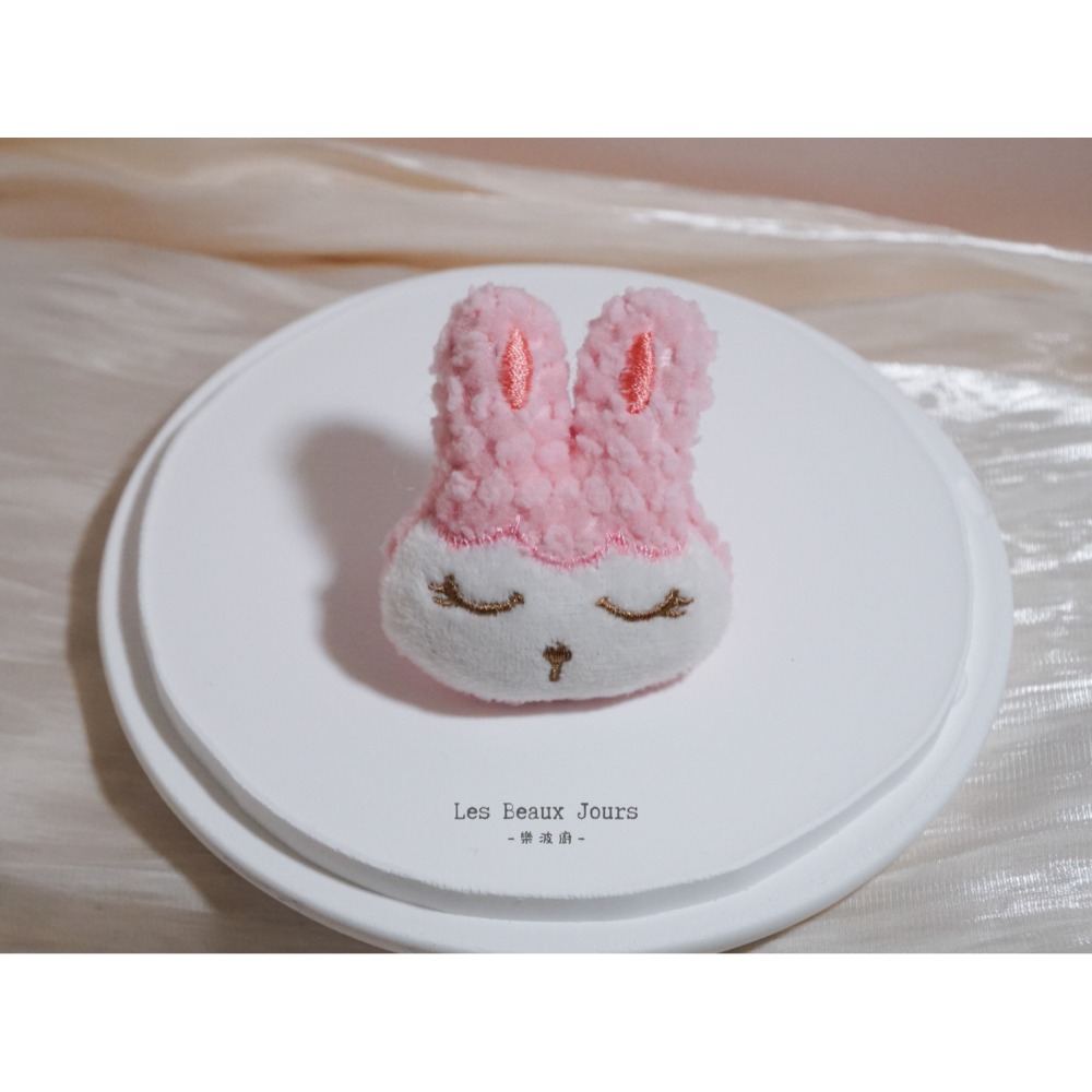 【樂波廚｜闆娘精選】日系療癒兔兔絨毛胸章｜五色可選｜可愛徽章・包包衣物裝飾-規格圖7