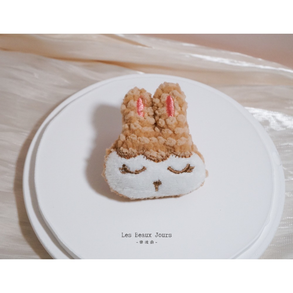 【樂波廚｜闆娘精選】日系療癒兔兔絨毛胸章｜五色可選｜可愛徽章・包包衣物裝飾-規格圖7