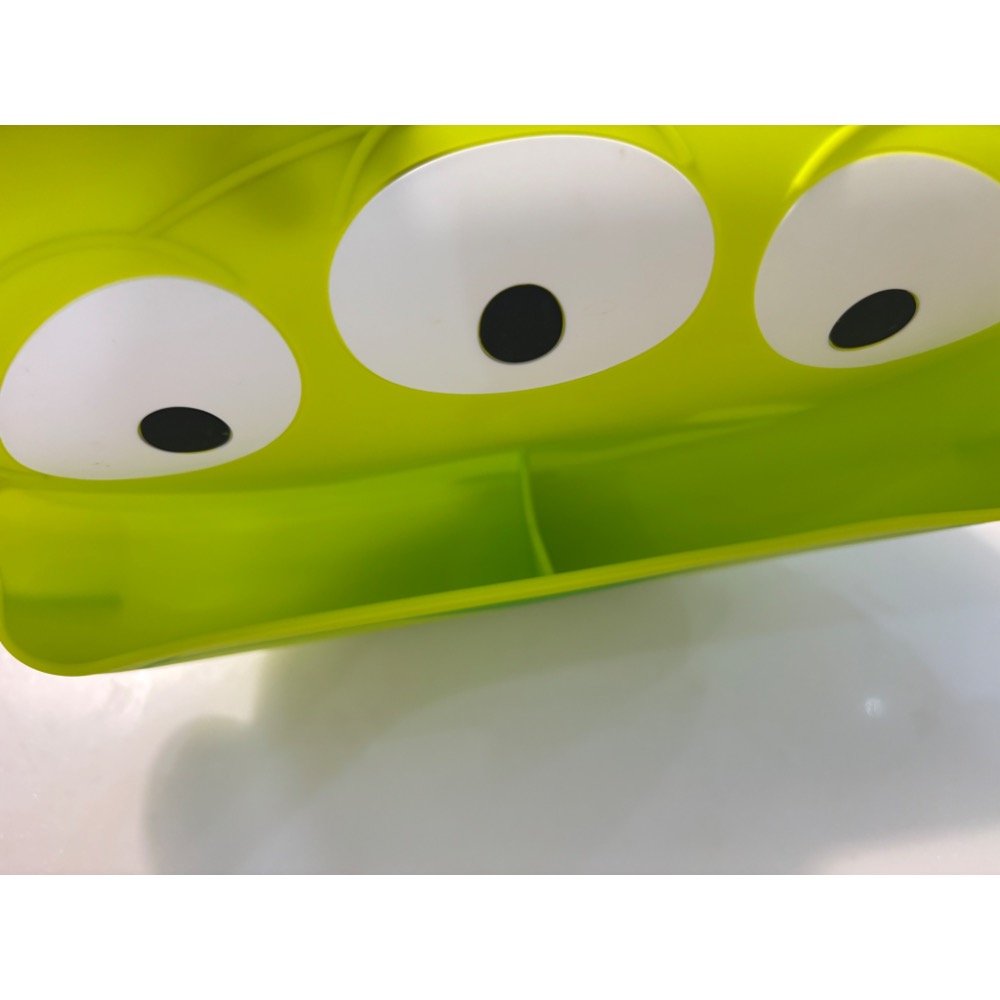 （二手）正版迪士尼三眼怪寶寶幼兒矽膠圍兜-細節圖3