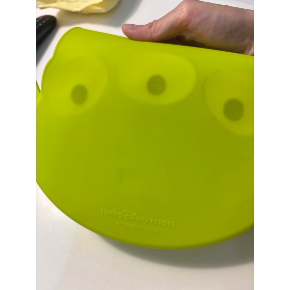 （二手）正版迪士尼三眼怪寶寶幼兒矽膠圍兜-細節圖4