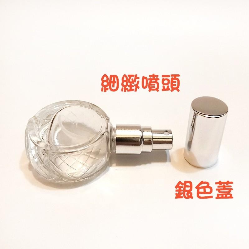 ●現貨!!銀色蓋圓扁瓶身香水分裝玻璃噴霧10ml空瓶●玻璃瓶身附銀色蓋子~香水香氛小瓶裝分裝用空罐/放包包攜帶方便噴瓶-細節圖2