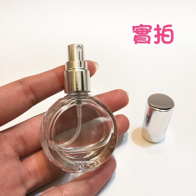 ●現貨!!銀色蓋圓扁瓶身香水分裝玻璃噴霧10ml空瓶●玻璃瓶身附銀色蓋子~香水香氛小瓶裝分裝用空罐/放包包攜帶方便噴瓶-細節圖6