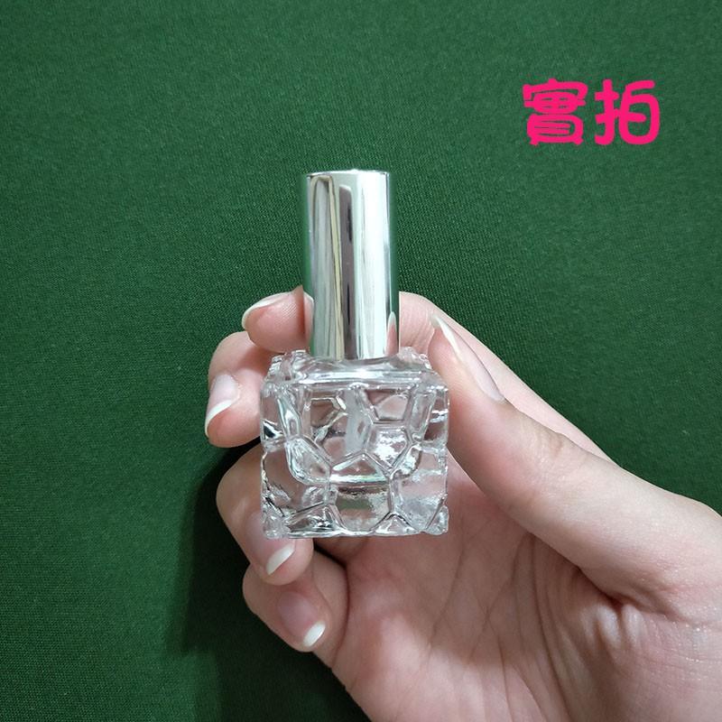 ●現貨!!銀色蓋水立方瓶身香水分裝玻璃噴霧10ml空瓶●玻璃瓶身附銀色蓋子~香水香氛小瓶裝分裝用空罐/放包包攜帶方便-細節圖3